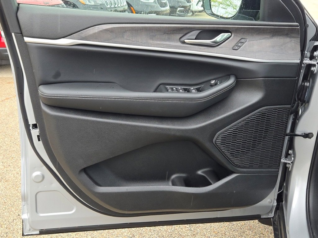 New 2025 Jeep Grand Cherokee Limited w/ MOPAR Finishing Package image 22