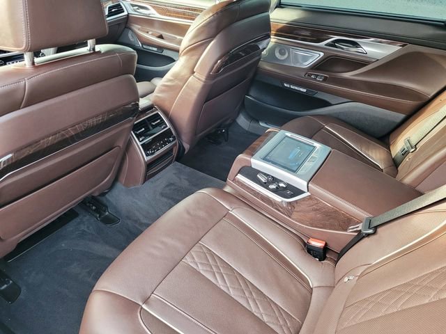Used 2018 BMW 750i image 10