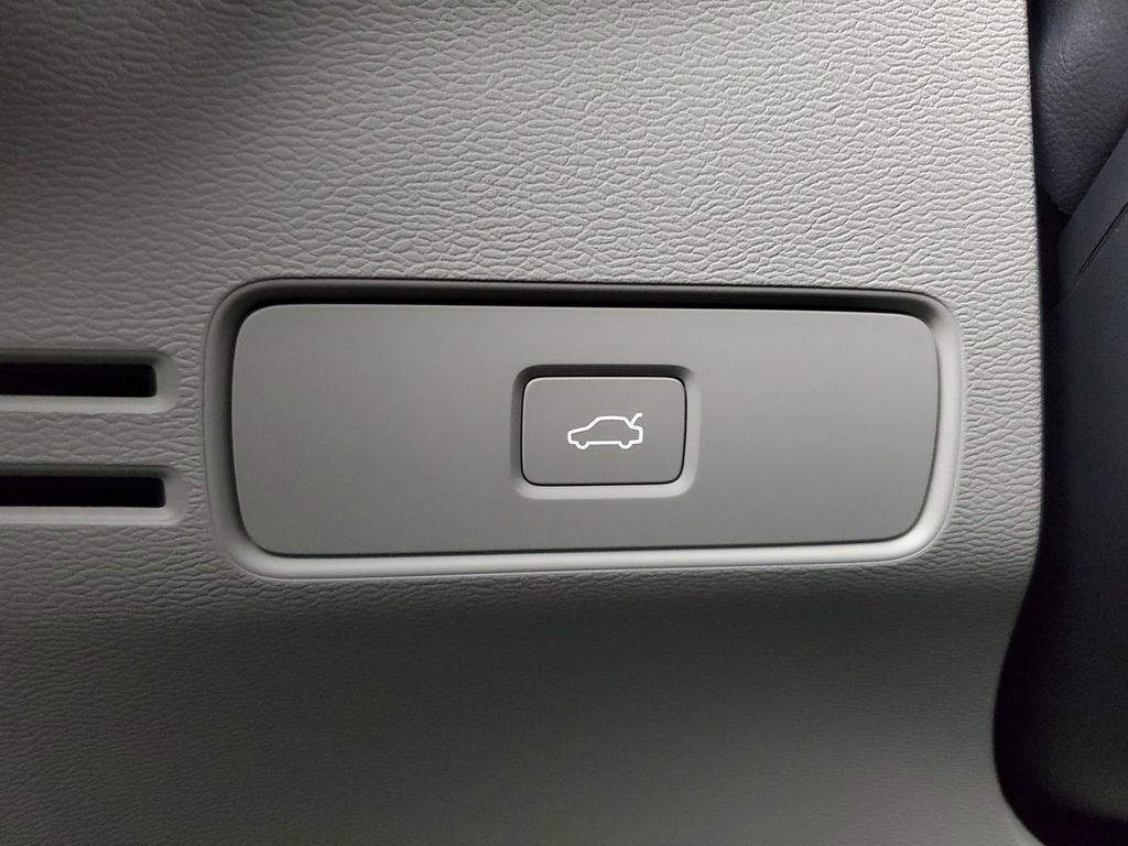 Certified 2026 Volvo XC40 B5 Plus w/ Protection Package Premier image 37