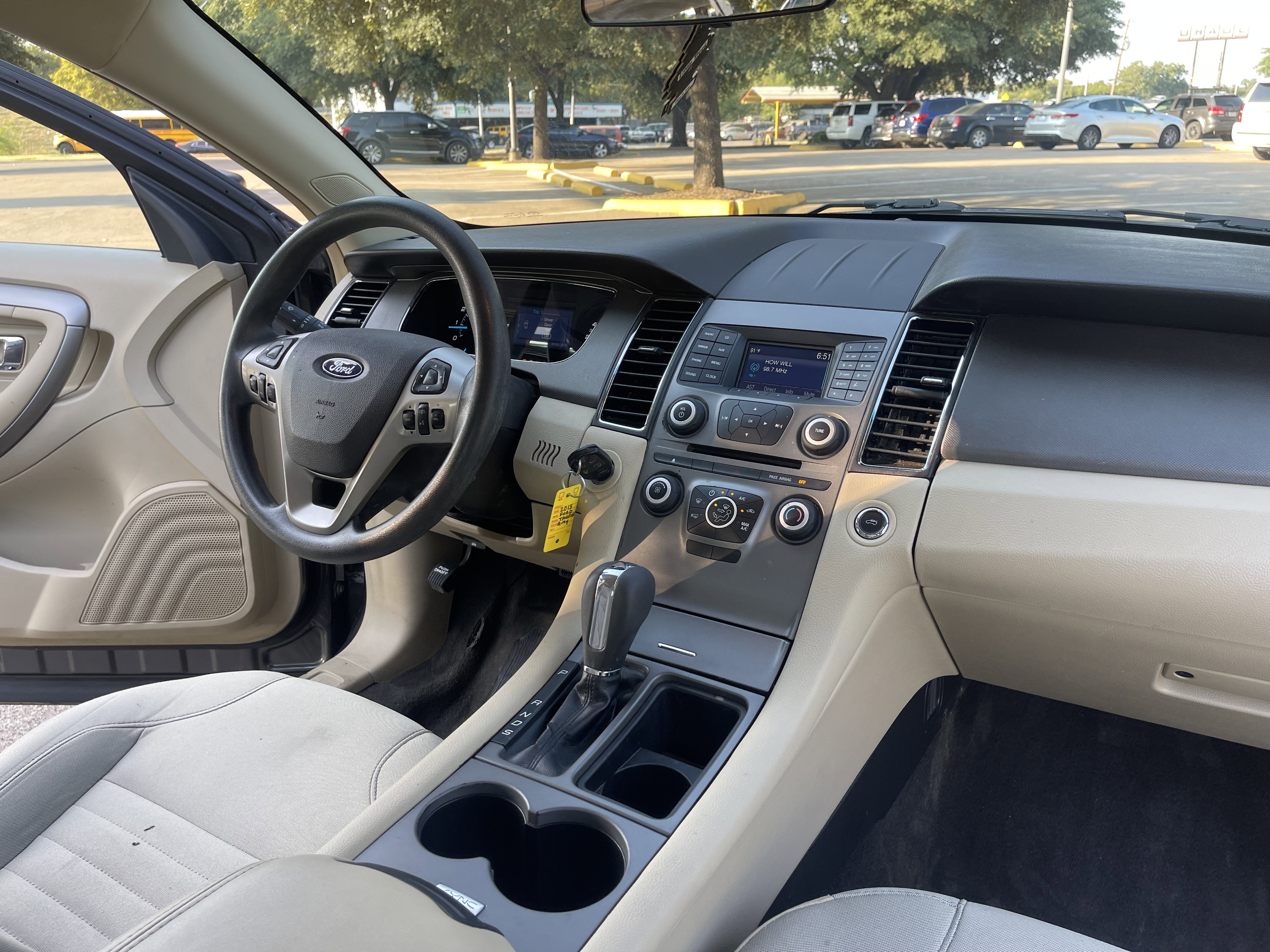 Used 2015 Ford Taurus SE image 14
