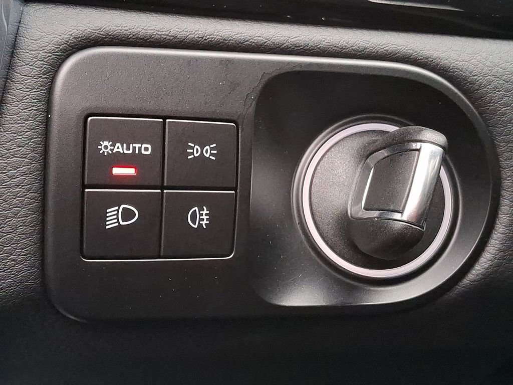 Used 2023 Porsche Cayenne w/ Premium Package image 20