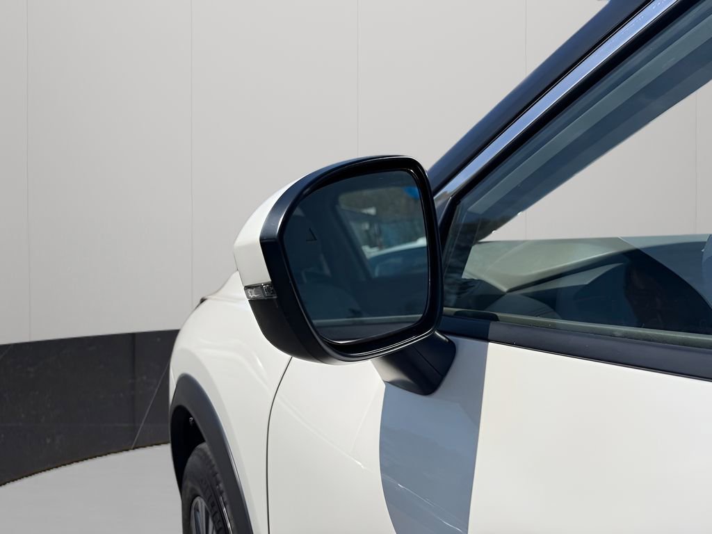 Used 2023 Nissan Rogue SV AWD/4WD image 16