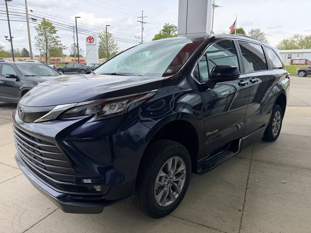 Used 2026 Toyota Sienna XLE FWD image 1
