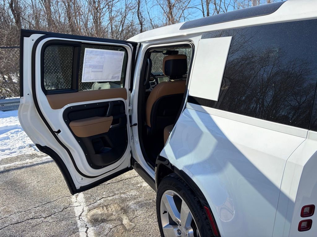 New 2025 Land Rover Defender 110 X-Dynamic SE image 12