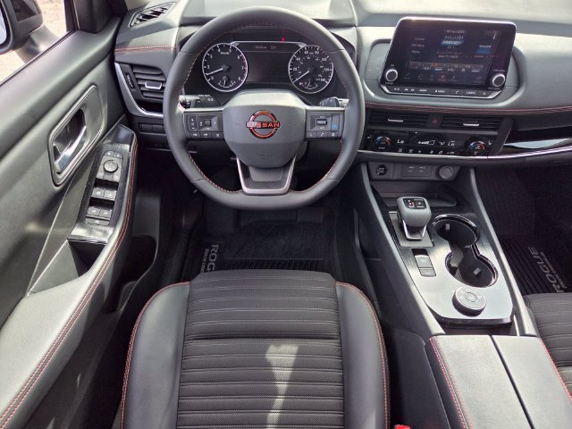 Used 2025 Nissan Rogue SV AWD/4WD image 13