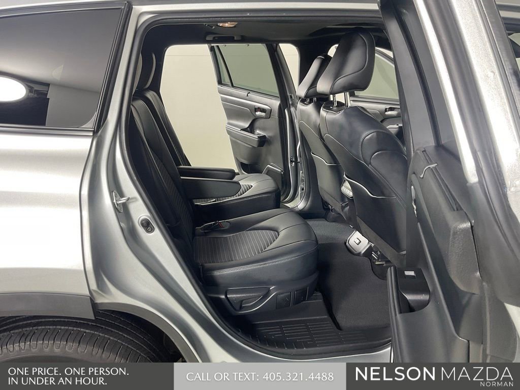 Used 2022 Toyota Highlander XSE FWD image 16