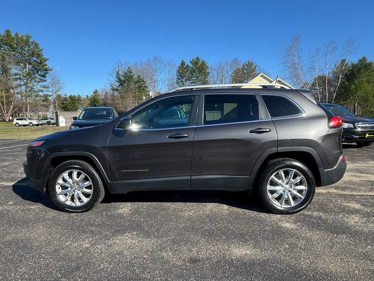 Used 2017 Jeep Cherokee Limited w/ Luxury Group AWD/4WD image 12