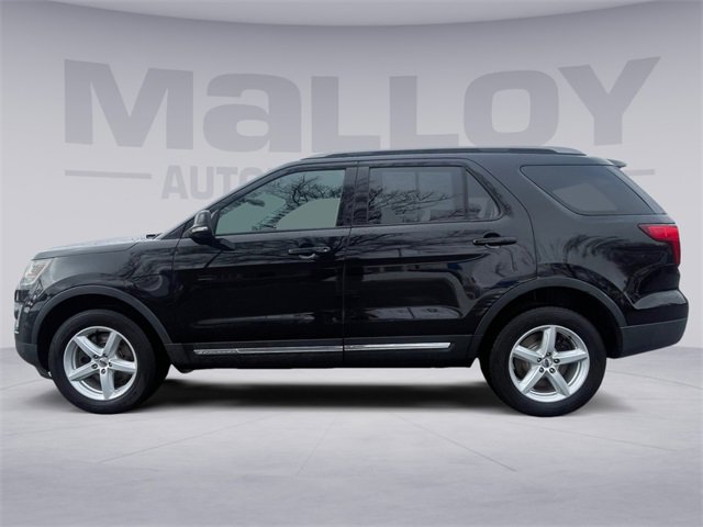 Used 2017 Ford Explorer XLT image 2