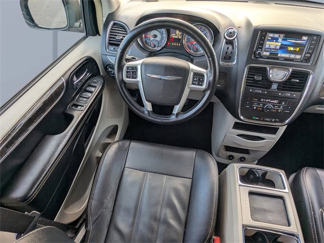 Used 2016 Chrysler Town & Country Touring w/ Driver Convenience Group image 14