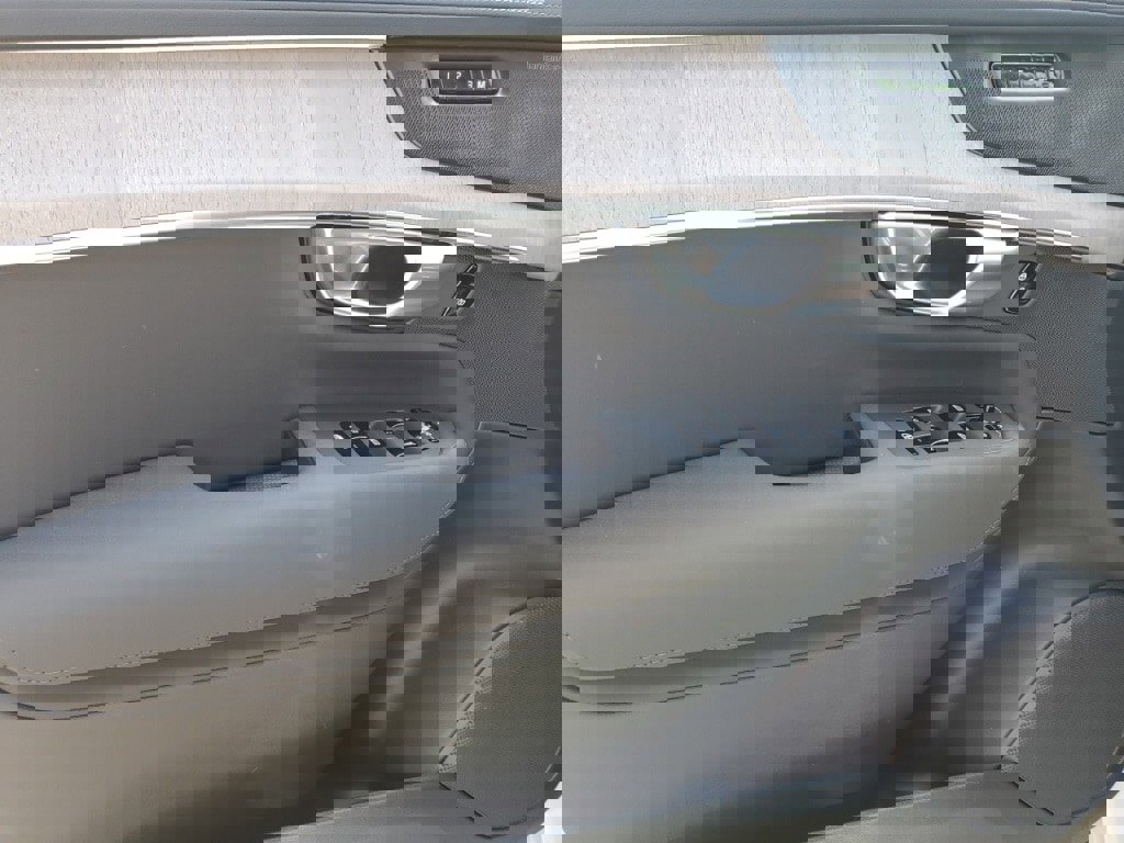 New 2025 Volvo XC90 T8 Ultra w/ Protection Package Premier image 7