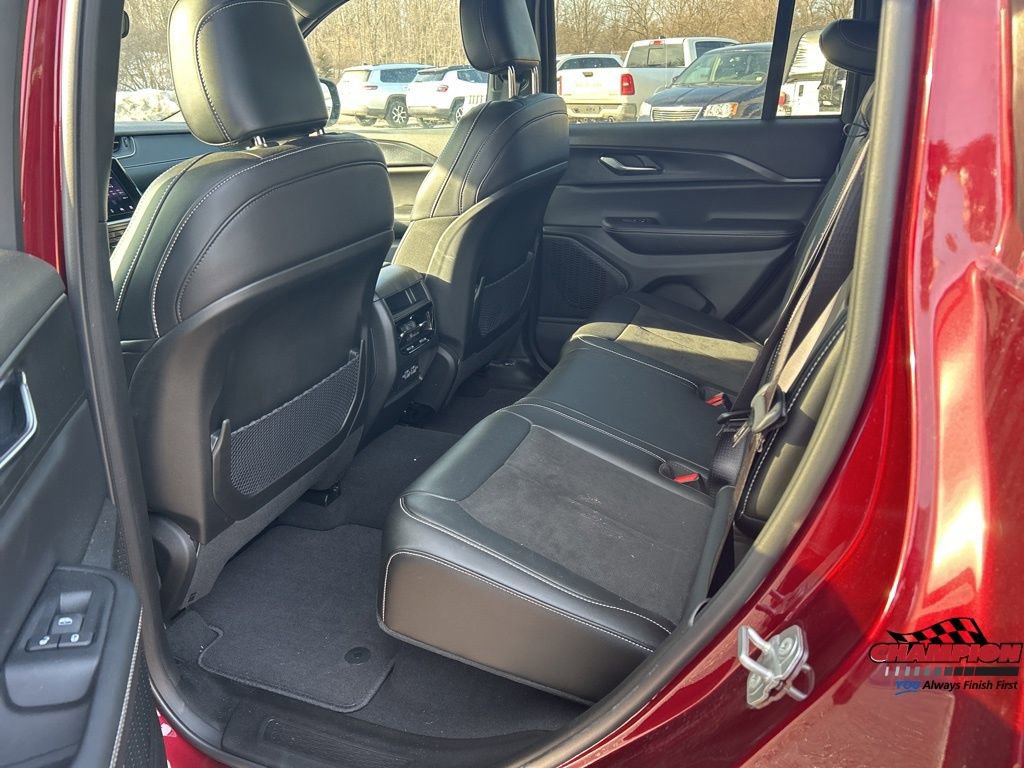 Used 2025 Jeep Grand Cherokee Altitude image 11