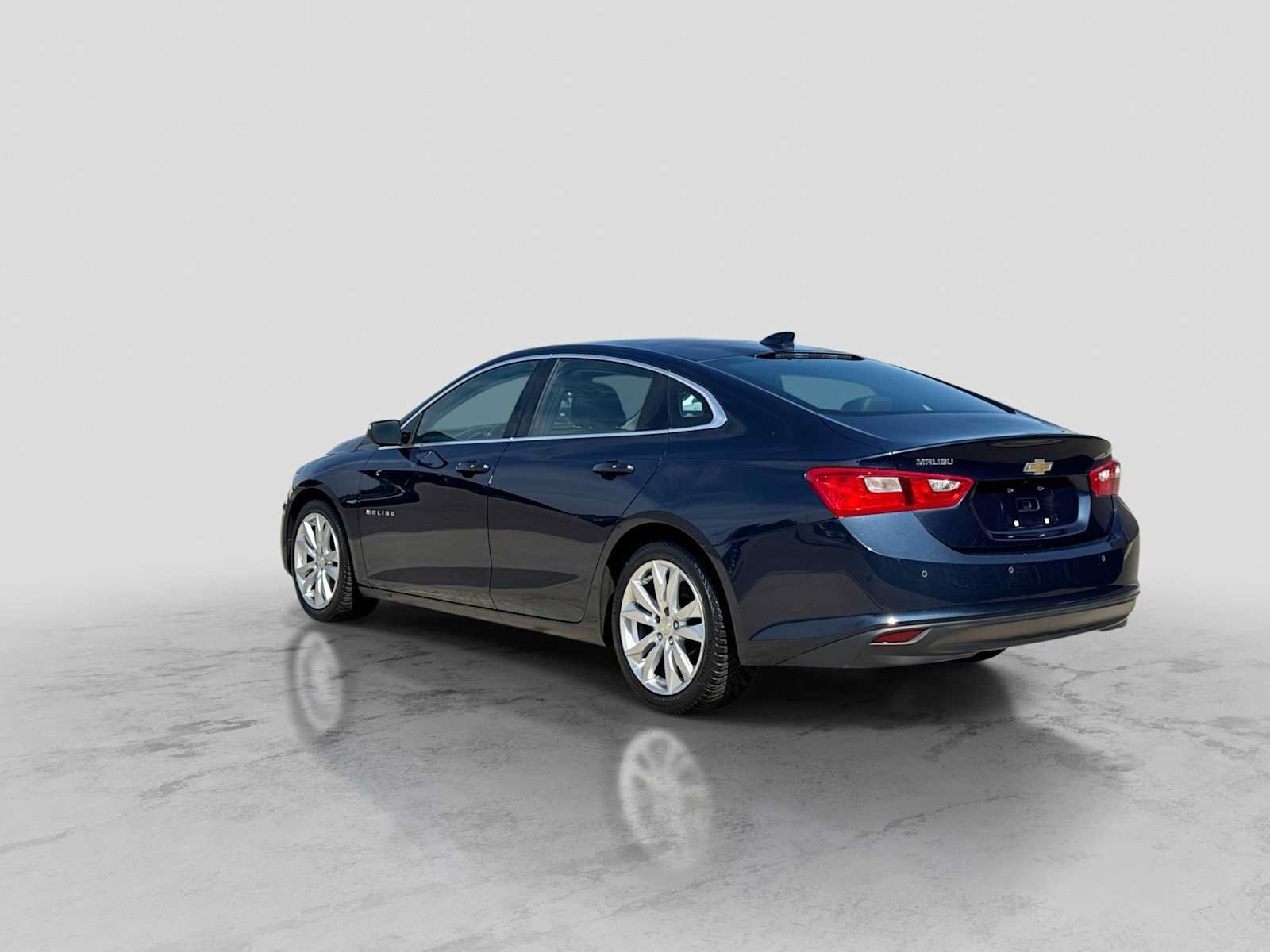 Used 2017 Chevrolet Malibu LT w/ Leather Package FWD image 4