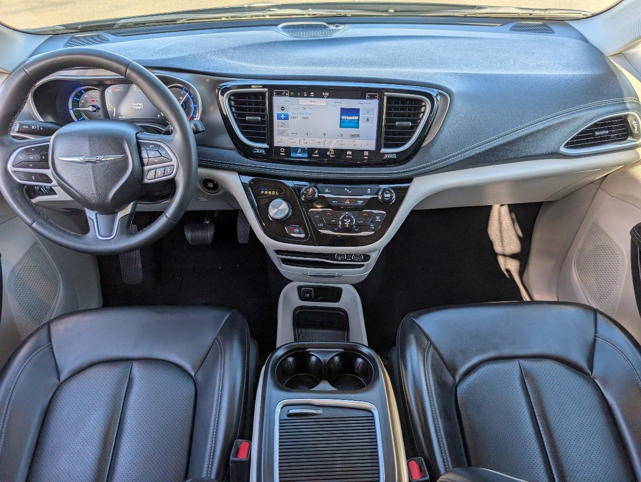 Used 2023 Chrysler Pacifica Touring-L image 4