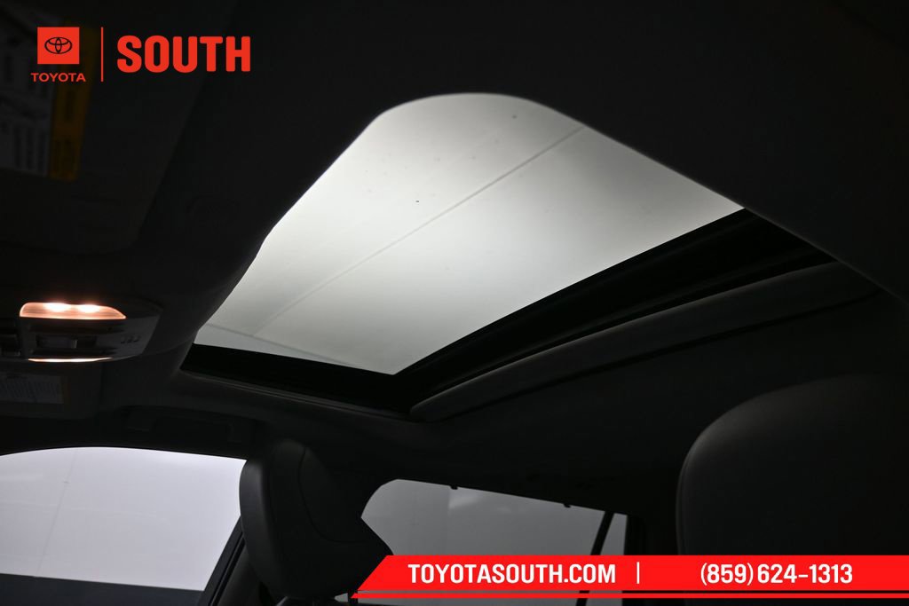 Used 2022 Toyota Highlander XLE AWD/4WD image 21