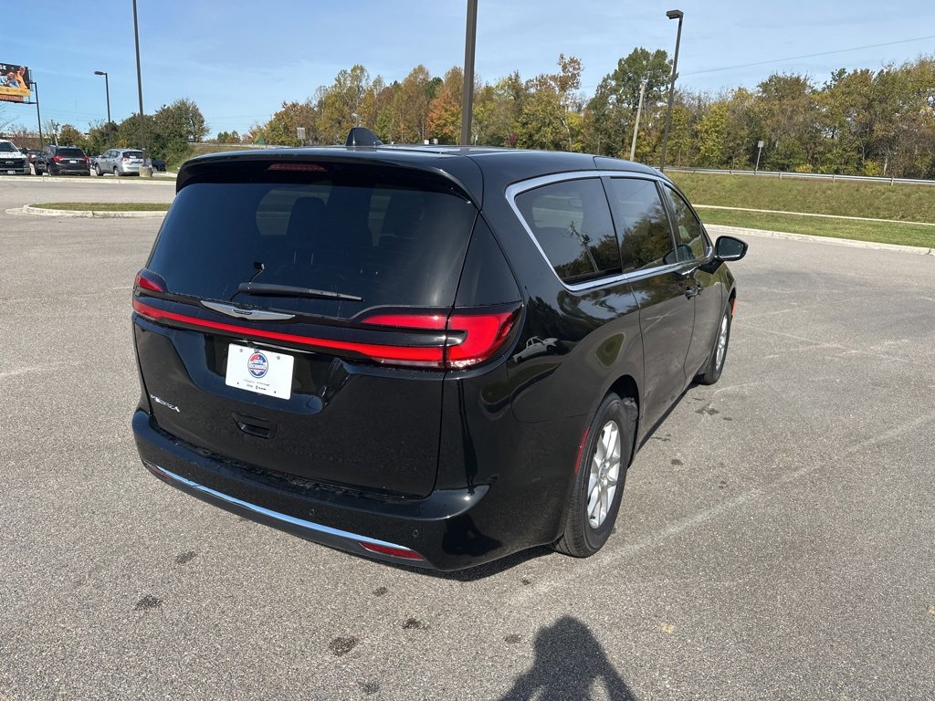 New 2026 Chrysler Pacifica Select image 5