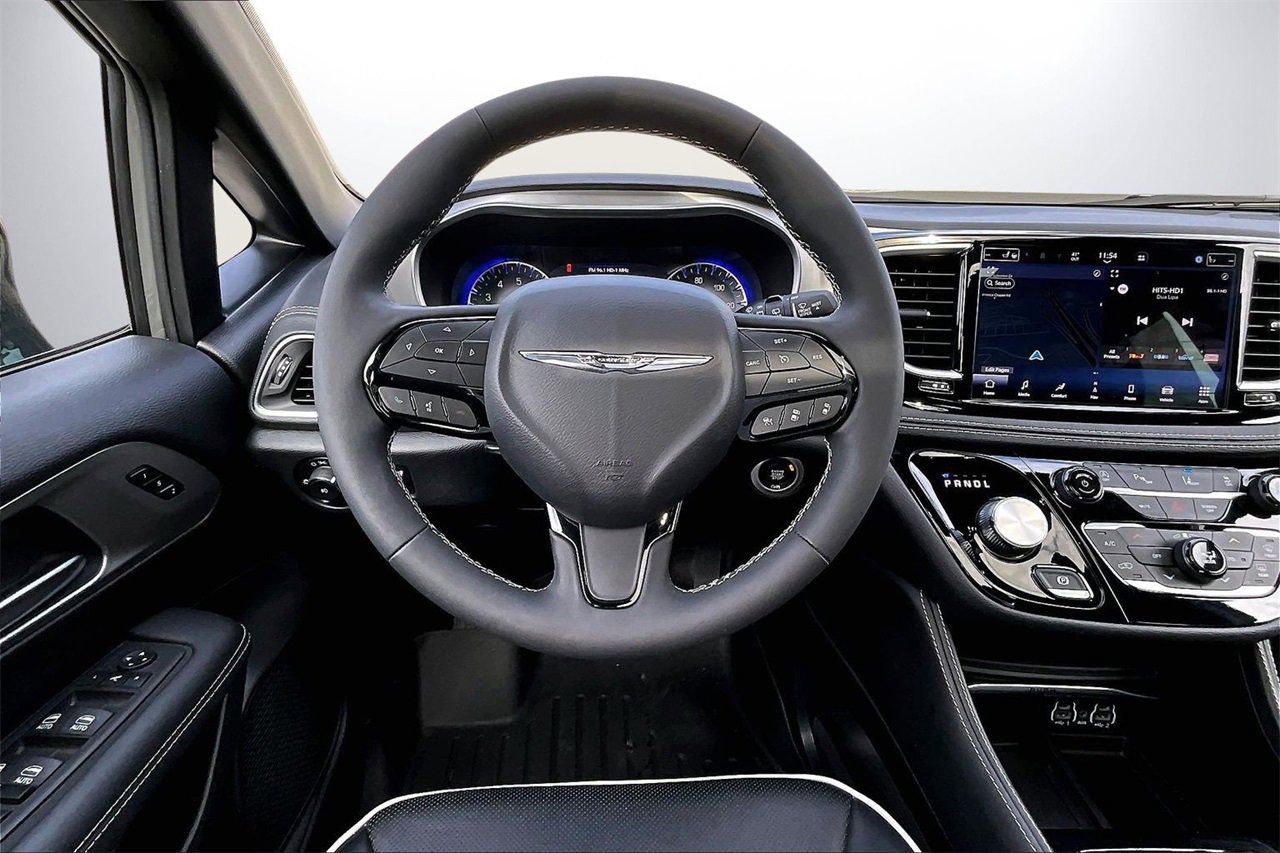 Used 2023 Chrysler Pacifica Limited w/ S Appearance Package image 10