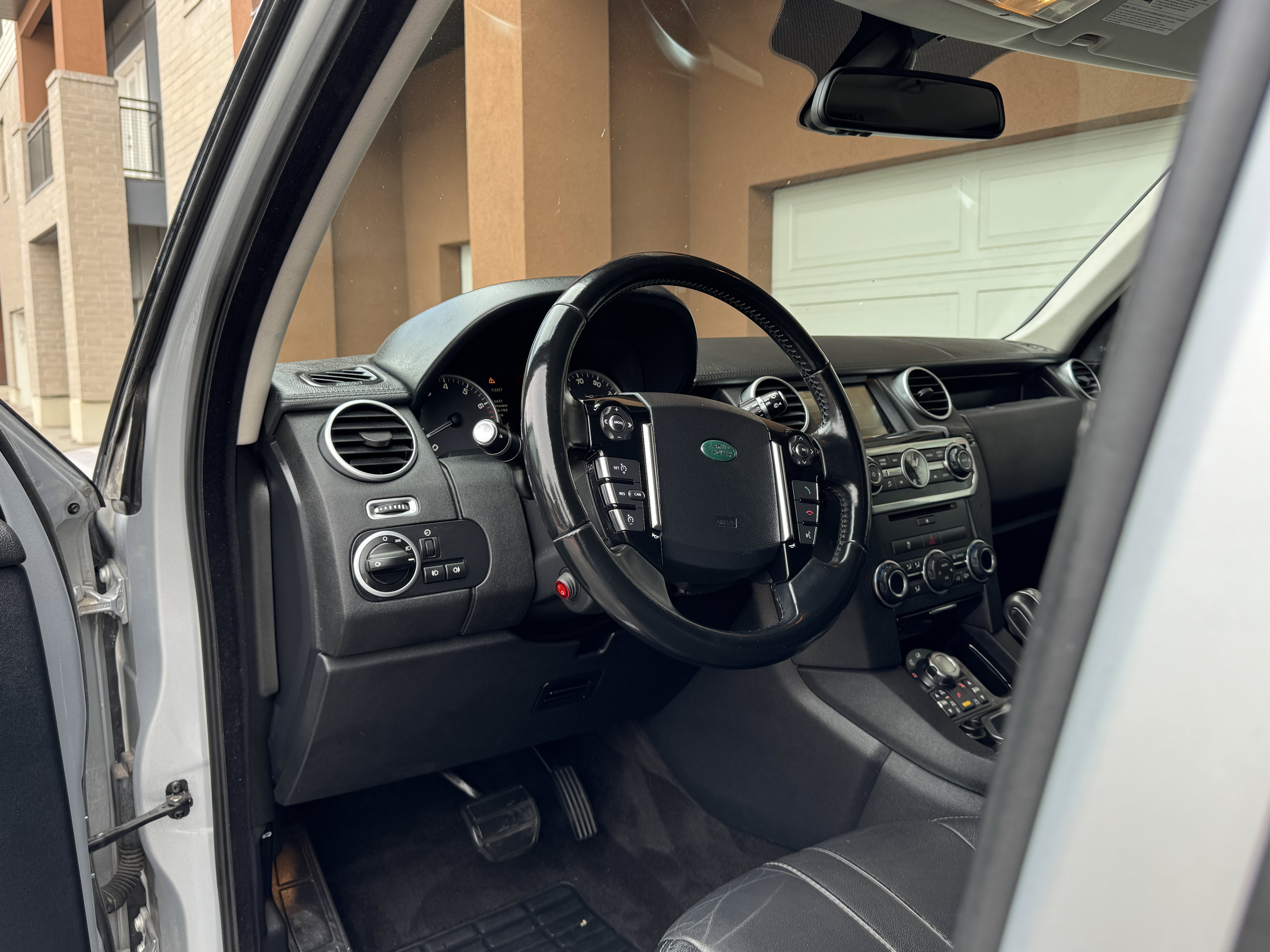 Used 2013 Land Rover LR4 AWD/4WD image 17