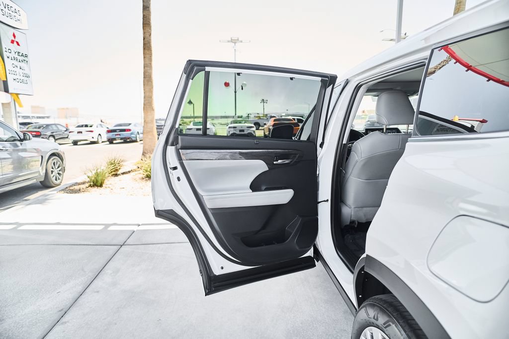 Used 2022 Toyota Highlander Platinum FWD image 15