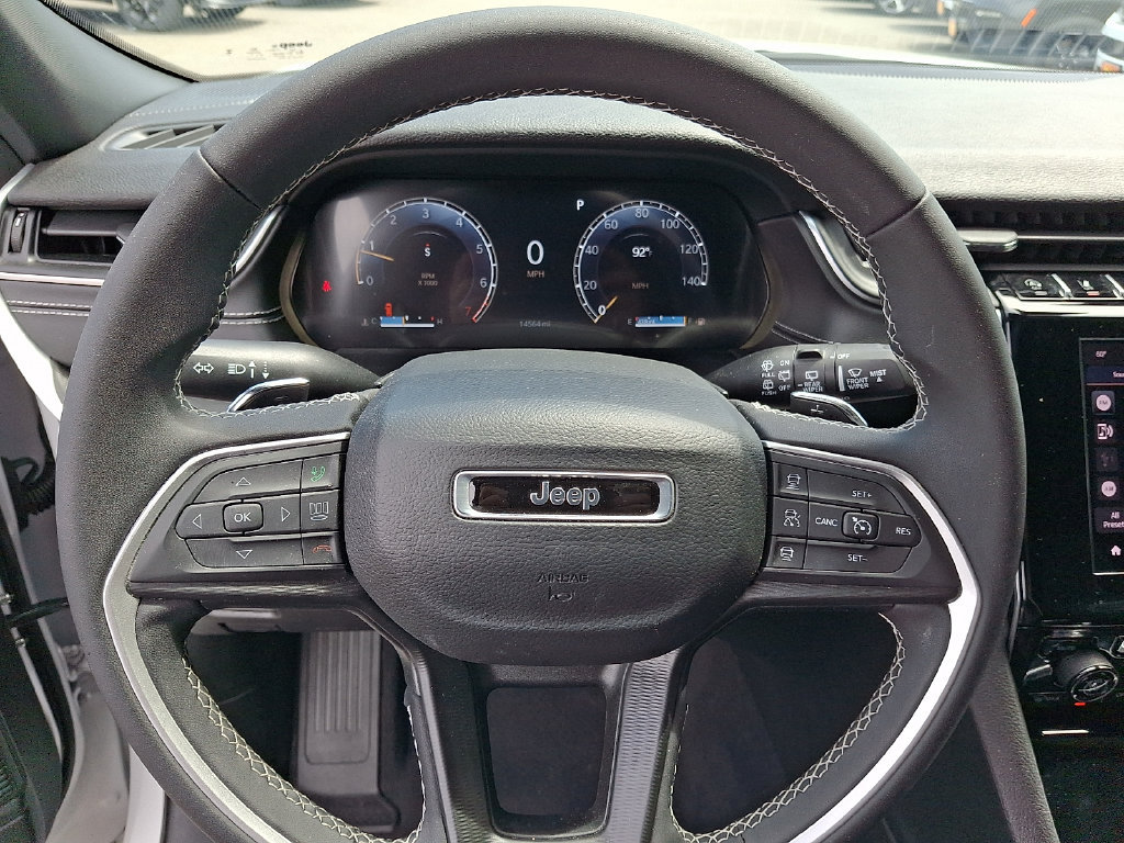 Certified 2025 Jeep Grand Cherokee Laredo AWD/4WD image 18