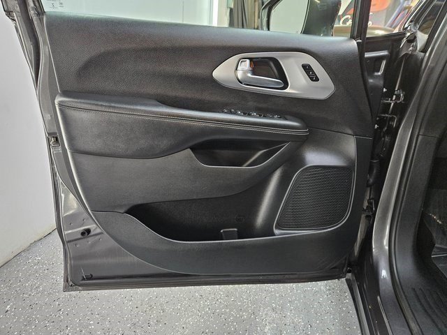 Used 2020 Chrysler Pacifica Touring-L w/ S Appearance Package image 11