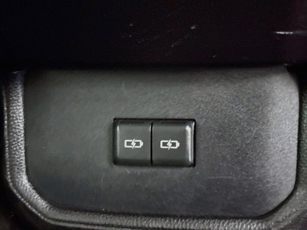 Used 2025 Toyota Highlander LE FWD image 41