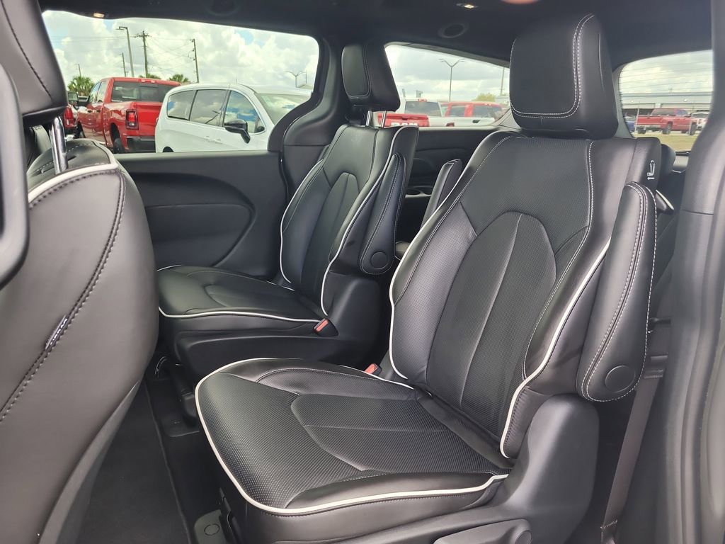 Used 2025 Chrysler Pacifica Premium image 12