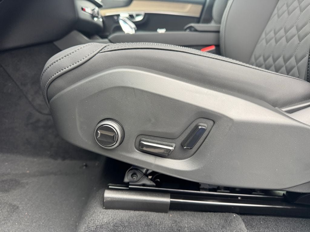 New 2026 Volvo XC90 B6 Plus w/ Protection Package Premier AWD/4WD image 28
