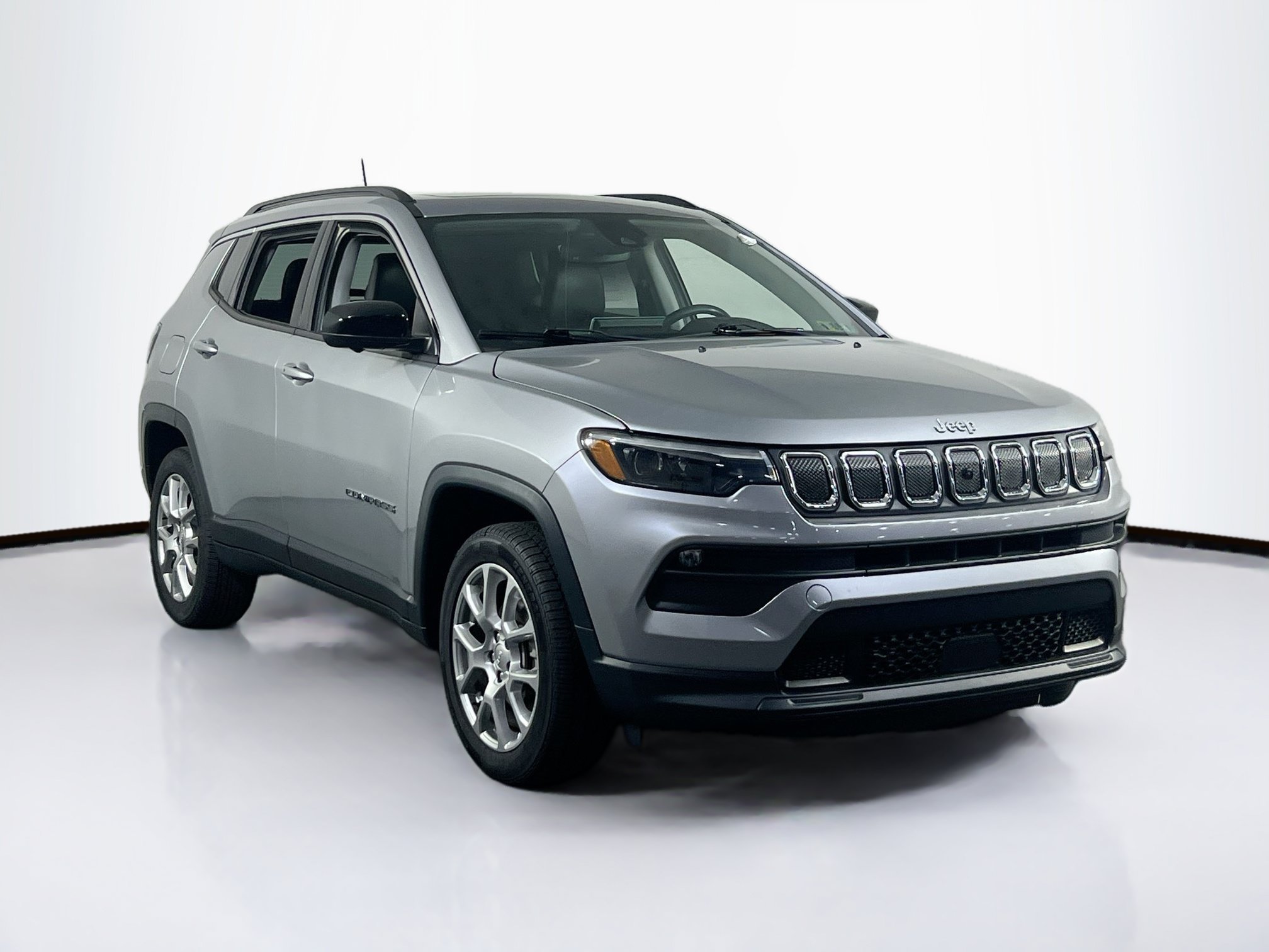 Used 2022 Jeep Compass Latitude w/ Sun and Sound Group AWD/4WD image 3