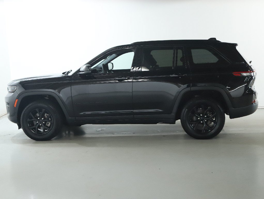Used 2025 Jeep Grand Cherokee Altitude AWD/4WD image 38