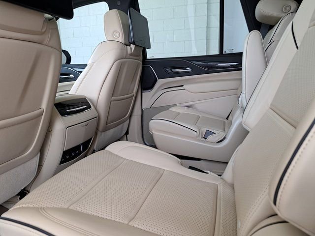 Used 2023 Cadillac Escalade Premium Luxury w/ LPO, Radiant Package AWD/4WD image 30