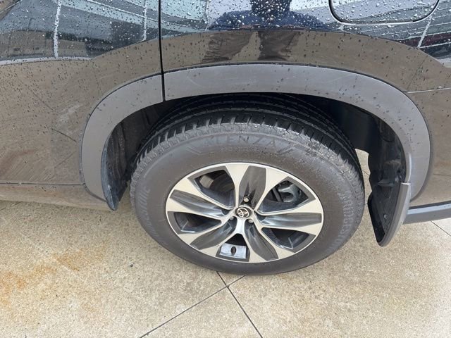 Used 2025 Toyota Highlander XLE AWD/4WD image 12