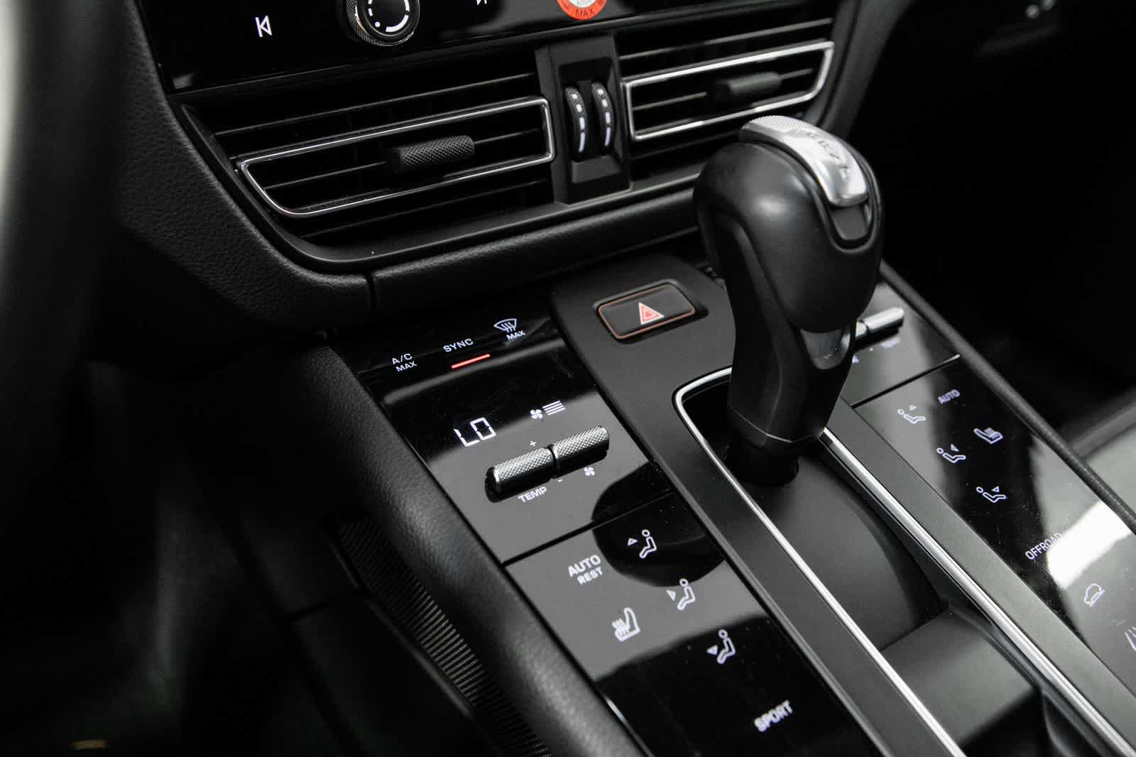 Certified 2023 Porsche Macan AWD/4WD image 24