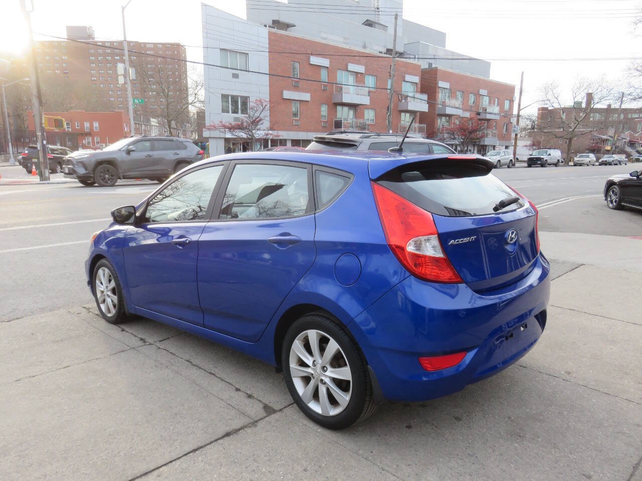 Used 2014 Hyundai Accent SE w/ Option Group 3 FWD image 5