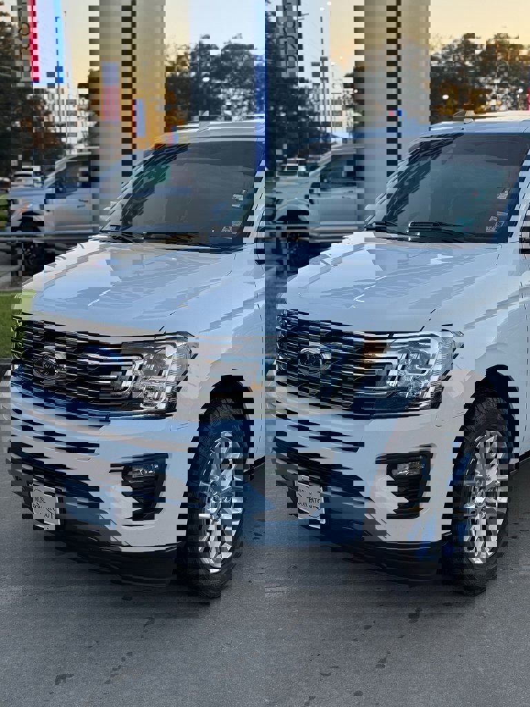 Used 2021 Ford Expedition XLT image 2