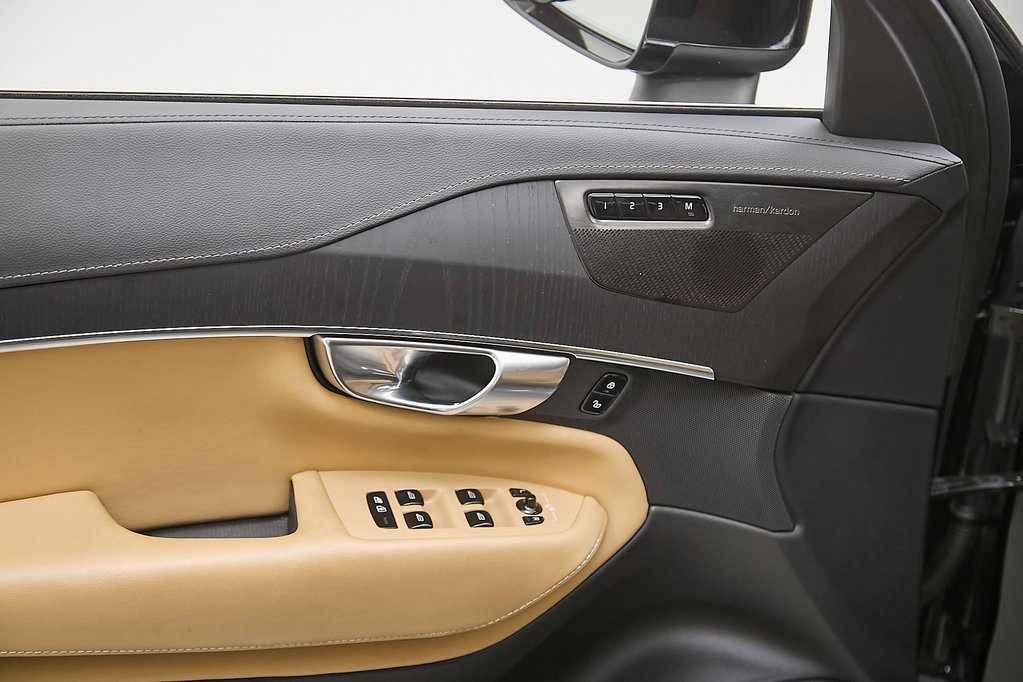 Certified 2023 Volvo XC90 B6 Ultimate w/ Protection Package Premier image 11