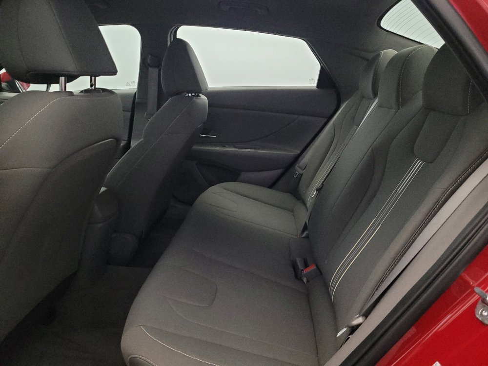Used 2023 Hyundai Elantra SEL w/ Preferred Accessory Package FWD image 18