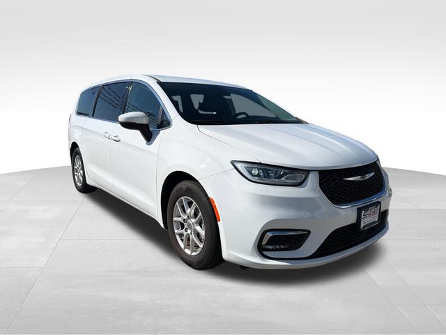 Used 2023 Chrysler Pacifica Touring-L FWD image 3