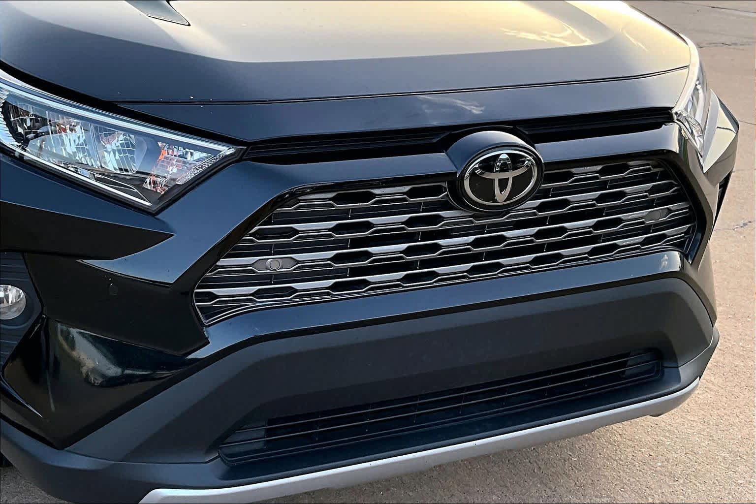 Used 2019 Toyota RAV4 Limited w/ Cold Weather Package FWD image 29