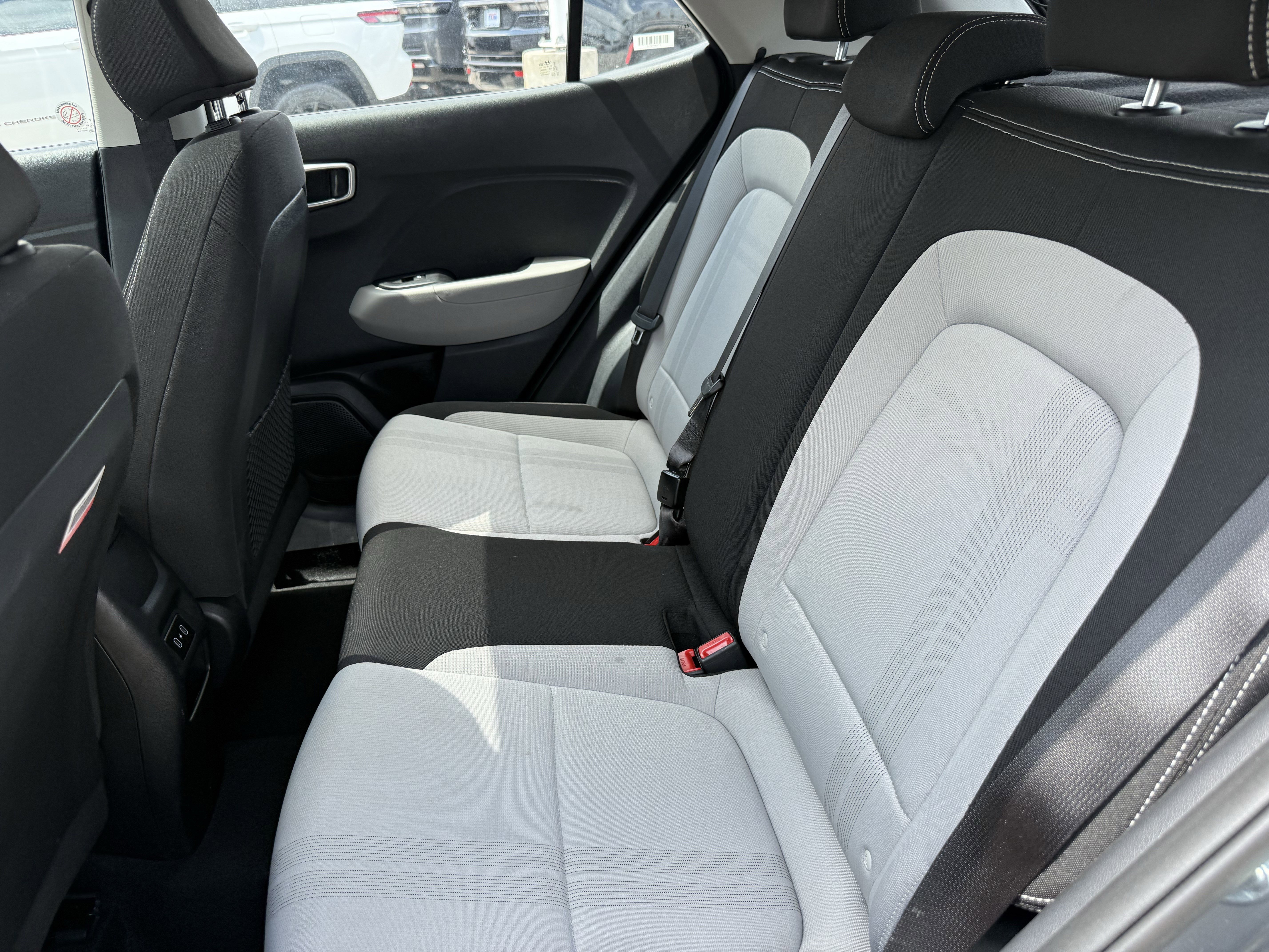 Used 2025 Hyundai Venue SEL FWD image 31