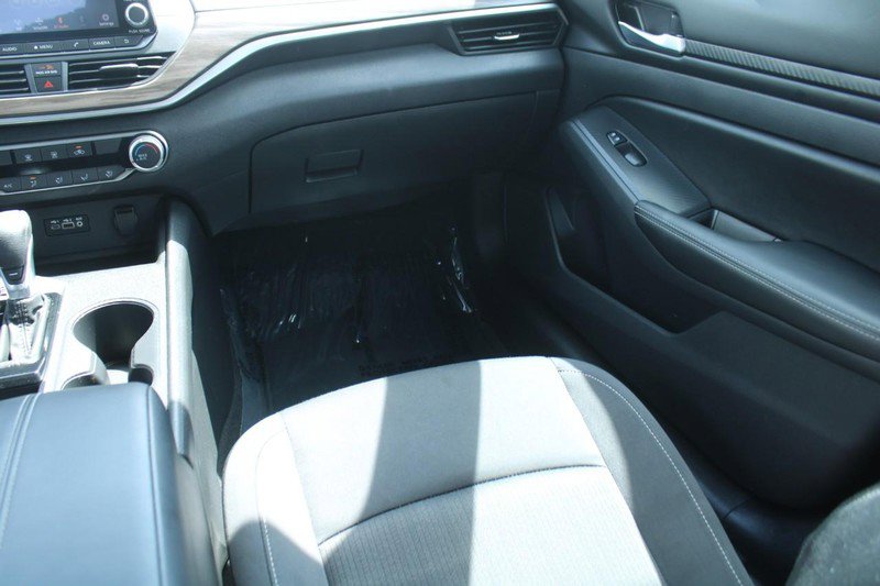Used 2025 Nissan Altima 2.5 SV FWD image 17