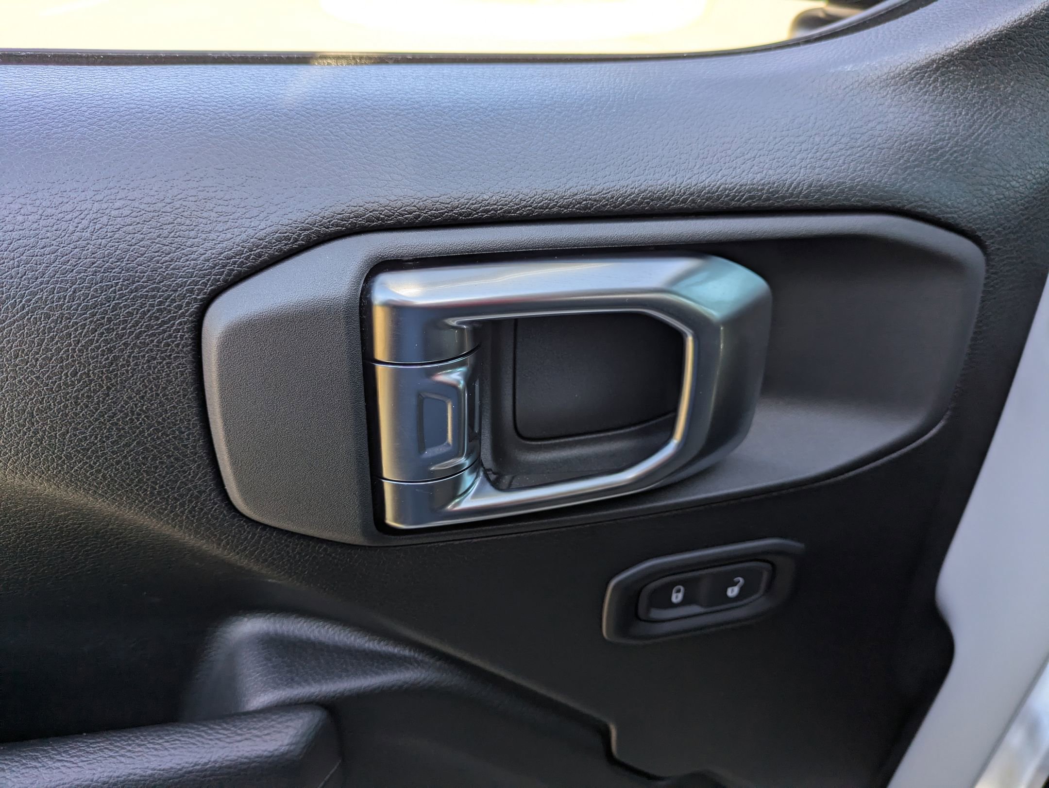 Used 2025 Jeep Wrangler Sport image 16