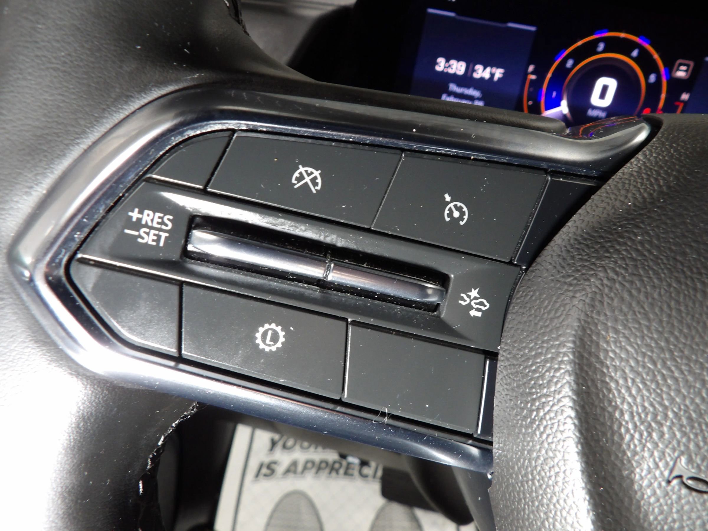 Used 2025 Chevrolet Suburban Z71 image 30