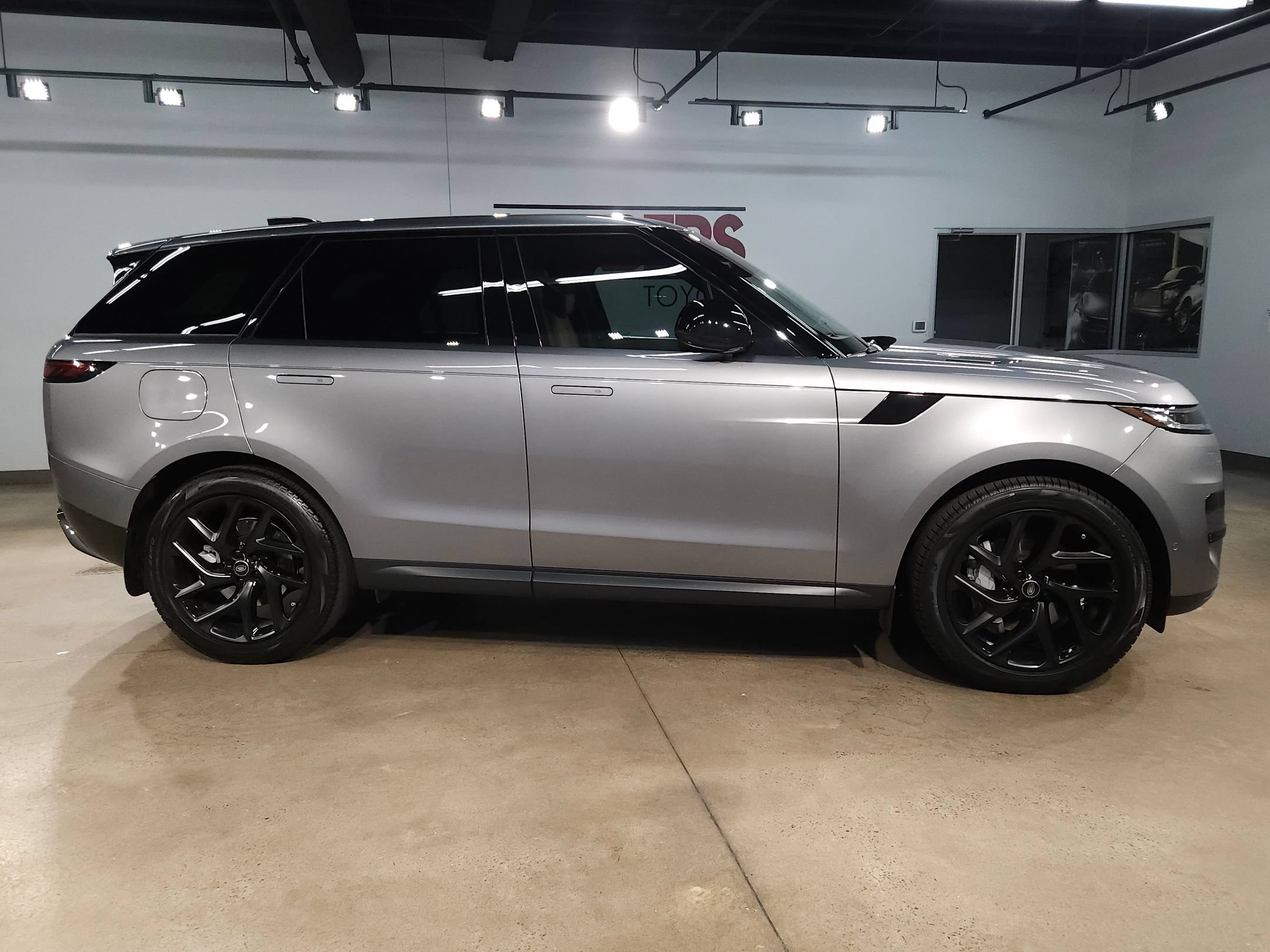 Used 2024 Land Rover Range Rover Sport SE AWD/4WD image 8