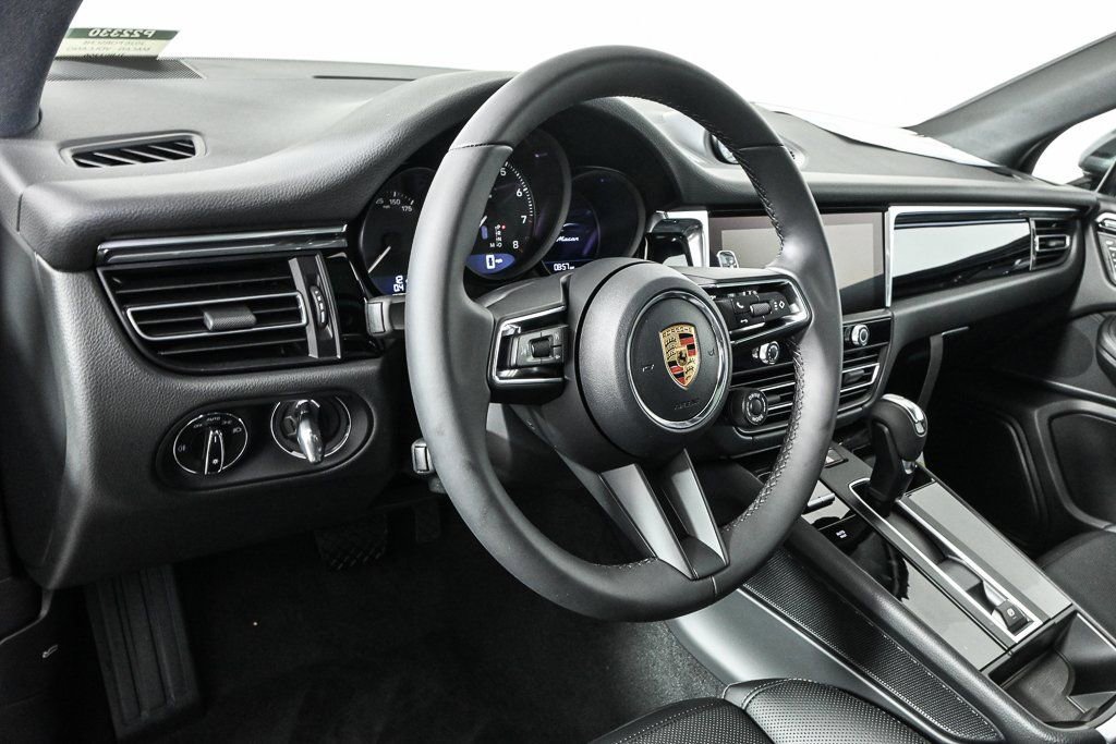 Certified 2026 Porsche Macan AWD/4WD image 4