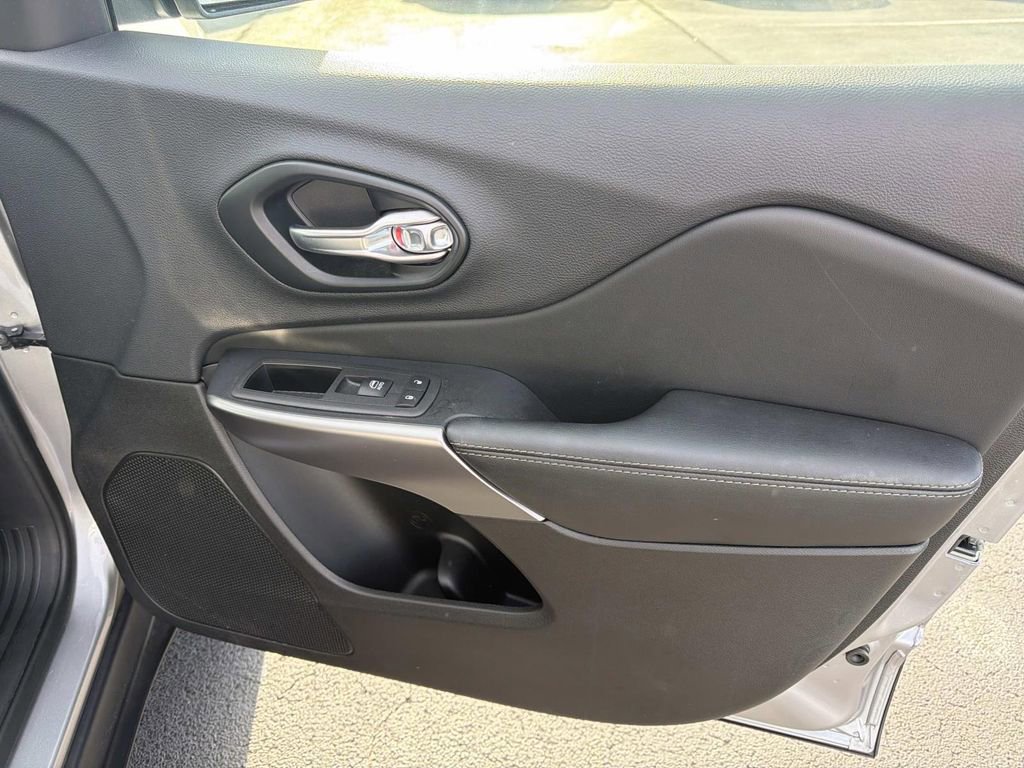 Used 2022 Jeep Cherokee Latitude Lux w/ Sun & Sound Group image 23