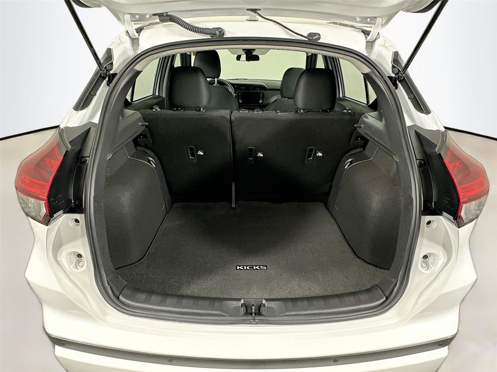 Used 2024 Nissan Kicks SR image 24