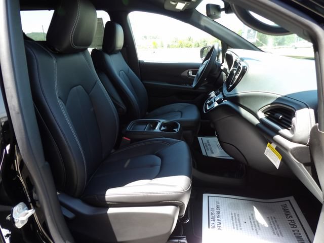 New 2027 Chrysler Pacifica Select FWD image 16