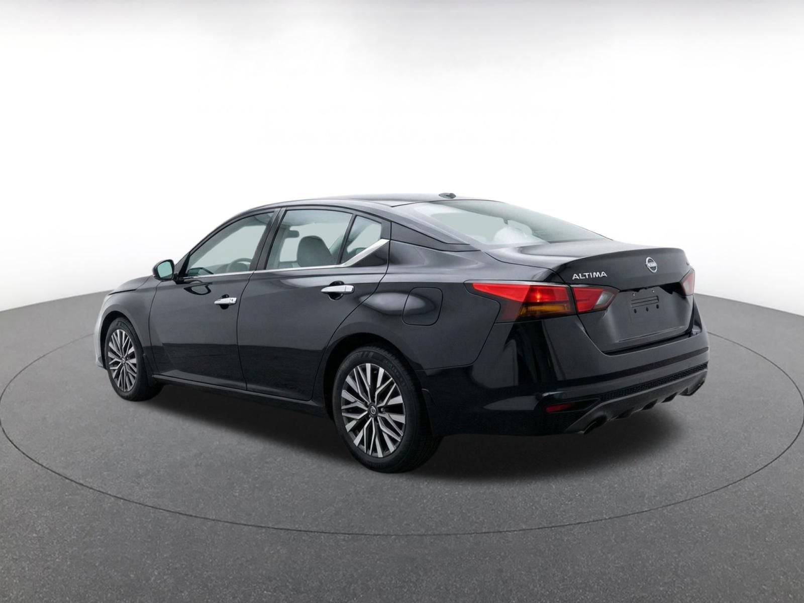 Used 2025 Nissan Altima 2.5 SV FWD image 6