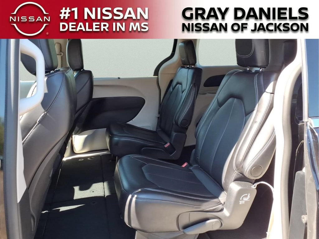 Used 2024 Chrysler Pacifica Touring-L FWD image 26