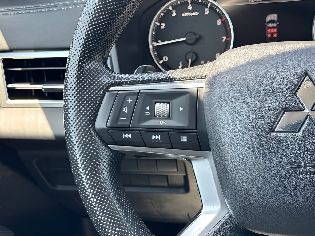 Used 2025 Mitsubishi Outlander ES FWD image 13